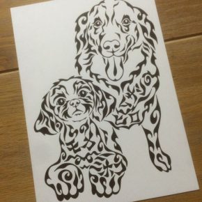 ２匹の愛犬をモチーフに！犬好きの方にオススメの模様で描く絵のオーダーメイド