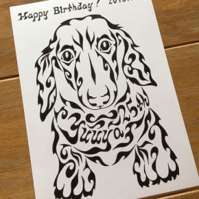 愛犬のダックスフンドの写真を元に、模様で書くアートな絵の誕生日プレゼント