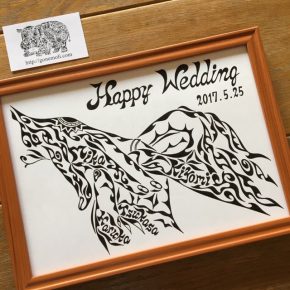 ご結婚のお祝いや贈り物に人気のデザイン！繋ぐ手をモチーフにした名前入りのオーダーメイドの絵