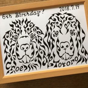 ２匹の愛犬、ペットをモチーフに！名前が入った模様で描く少し変わったアートの誕生日プレゼント