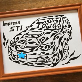 愛車のスバル「インプレッサ」をモチーフにした世界で一つの名前が入ったアートのオーダーメイド