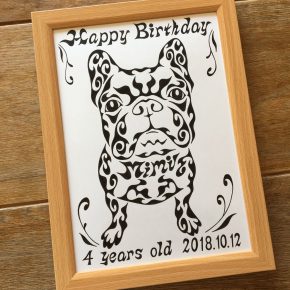 誕生日の記念品に！愛犬のペットをモチーフにした模様で描く、名前が入った似顔絵風アートのプレゼント