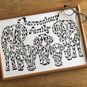 <span class="title">象の家族をモチーフに！５人家族の名前を入れた世界で一つの家族のアート</span>